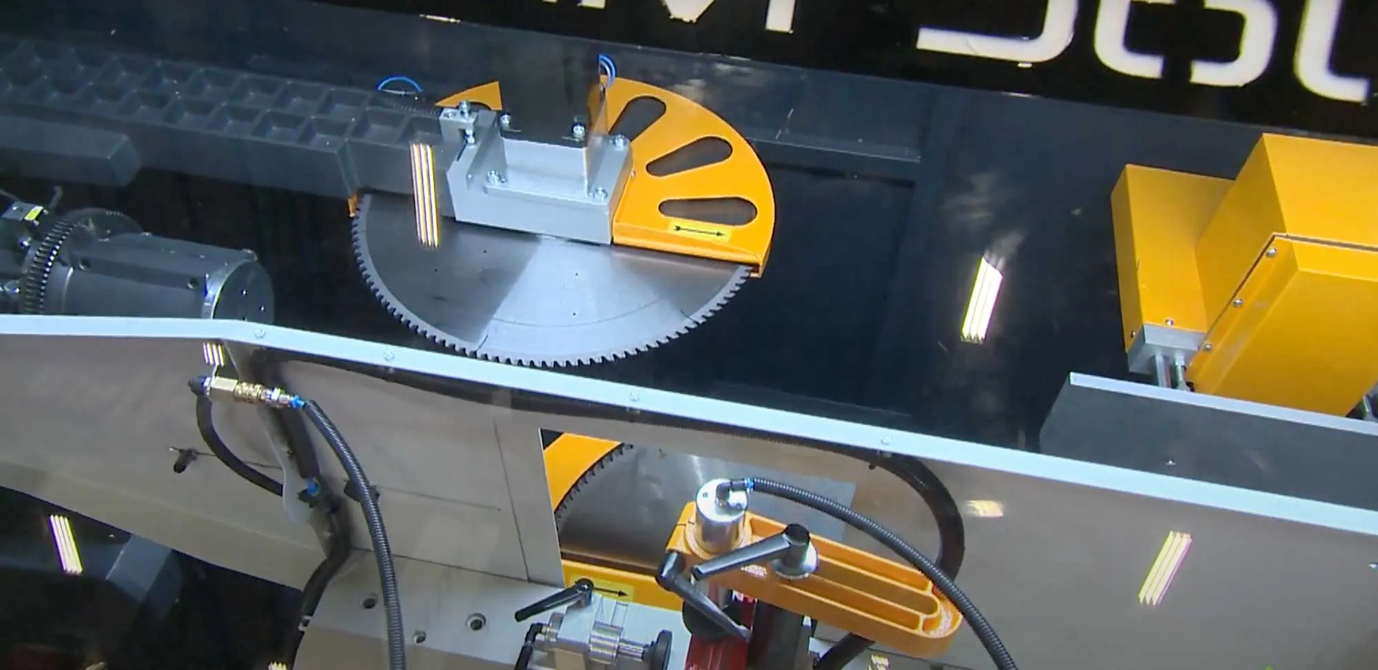 SNM 560 SRV – Servo Controlled Aluminium Facade Notching Machine