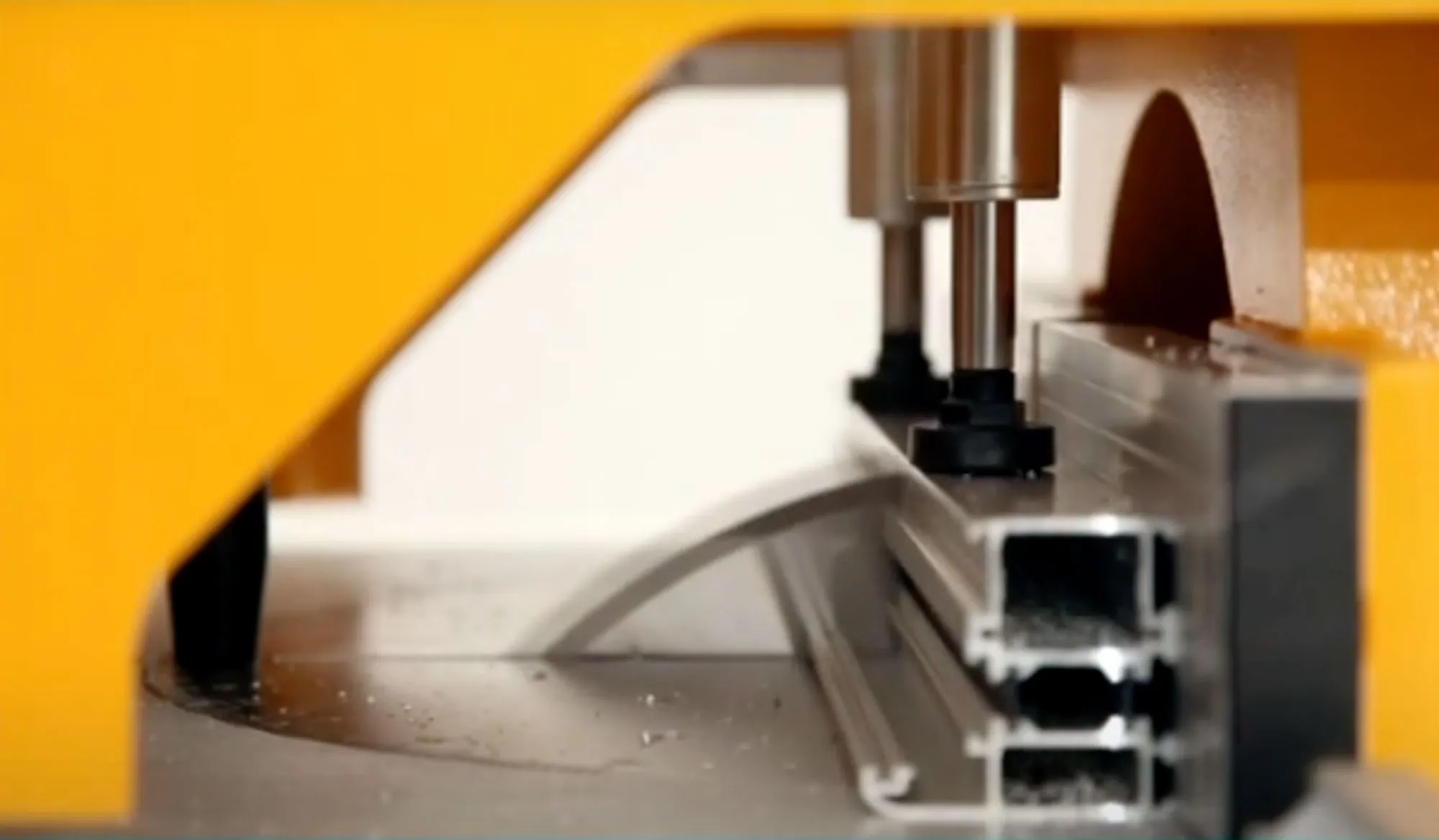 ACK 420 – Отрезной станок с нижней подачей пильного диска